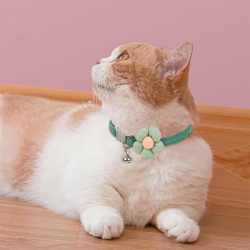 Qpets Cat Collar with Quick Release Buckle and Bell featuring Crochet Flower 19–32cm Adjustable Plush Green